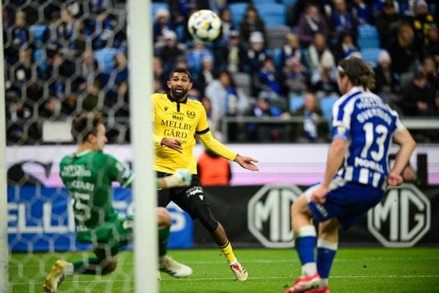 GOTHENBURG, SWEDEN 20251020 Mjällby s Abdullah Iqbal and IFK Göteborg s Gustav Svensson watch the ball go in as Mjällby s Jacob Bergström (not pictured) scores a 0-1 goal against IFG Göteborg s goalkeeper Elis Bishesari during Monday s Allsvenskan football match between IFK Göteborg and Mjällby AIK at Gamla Ullevi. GÖTEBORG SWEDEN x9200x Copyright: xHannaxBrunlöf TTx ALLSVENSKAN GOTHENBURG-MJÄLLBY