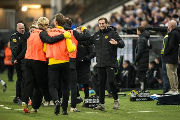 251020 Mjällbys assisterande tränare Karl Marius Aksum jublar efter 0-2 under fotbollsmatchen i Allsvenskan mellan IFK Göteborg och Mjällby den 20 oktober 2025 i Göteborg. Copyright: CARLxSANDIN BB251020CS026
