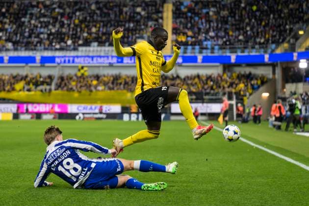 251020 IFK Göteborgs Felix Eriksson och Mjällbys Abdoulie Manneh under fotbollsmatchen i Allsvenskan mellan IFK Göteborg och Mjällby den 20 oktober 2025 i Göteborg. Copyright: MATHIASxBERGELD BB251020MB039
