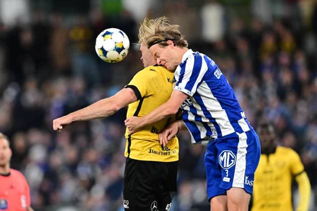 GÖTEBORG, SVERIGE 20251020 Mjällbys Jacob Bergström och Göteborgs August Erlingmark i nickduell under mandagens fotbollsmatch i allsvenskan mellan IFK Göteborg och Mjällby AIF pa Gamla Ullevi. GÖTEBORG SVERIGE x9200x Copyright: xBjörnxLarssonxRosvall TTx ALLSVENSKAN GÖTEBORG-MJÄLLBY