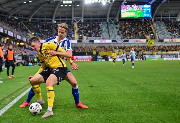 GÖTEBORG, SVERIGE 20251020 Mjällbys Elliot Stroud i närkamp med Göteborgs August Erlingmark under mandagens fotbollsmatch i allsvenskan mellan IFK Göteborg och Mjällby AIF pa Gamla Ullevi. GÖTEBORG SVERIGE x9200x Copyright: xBjörnxLarssonxRosvall TTx ALLSVENSKAN GÖTEBORG-MJÄLLBY