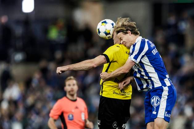 251020 Mjällbys Jacob Bergström och IFK Göteborgs August Erlingmark under fotbollsmatchen i Allsvenskan mellan IFK Göteborg och Mjällby den 20 oktober 2025 i Göteborg. Copyright: MICHAELxERICHSEN BB251020MI026