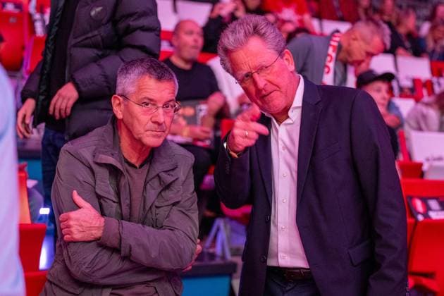 Vereinspraesident Herbert Hainer (FC Bayern Muenchen) im Gespraech mit Dr. Stefan Holz, Geschäftsführer der BBL GmbH, FC Bayern Basketball vs. Basketball Loewen Braunschweig, BBL-Pokal, Achtelfinale, 20.10.2025 Muenchen Bayern Deutschland