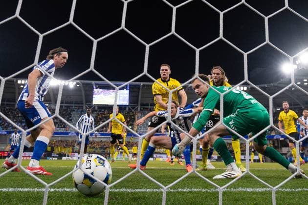 251020 Mjällbys Tom Pettersson gör 2-0 pa IFK Göteborgs malvakt Elis Bishesari under fotbollsmatchen i Allsvenskan mellan IFK Göteborg och Mjällby den 20 oktober 2025 i Göteborg. Copyright: MICHAELxERICHSEN BB251020MI027