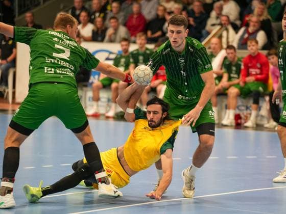 Pouya Norouzi (VfL Eintracht Hagen, 07) gefoult von Frederic Stueber (Eulen Ludwigshafen, 02) VfL Eintracht Hagen vs. Eulen Ludwigshafen, Handball, 2. Bundesliga, 8. Spieltag, Saison 2025 2026, 20.10.2025 VfL Eintracht Hagen vs. Eulen Ludwigshafen, Handball, 2. Bundesliga, 8. Spieltag, Saison 2025 2026, 20.10.2025 Hagen Copyright: xEibner-Pressefoto DamianxKruczynx EP_DKI