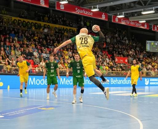 Hakon Dadi Styrmisson (VfL Eintracht Hagen, 28) beim Sprungwurf VfL Eintracht Hagen vs. Eulen Ludwigshafen, Handball, 2. Bundesliga, 8. Spieltag, Saison 2025 2026, 20.10.2025 VfL Eintracht Hagen vs. Eulen Ludwigshafen, Handball, 2. Bundesliga, 8. Spieltag, Saison 2025 2026, 20.10.2025 Hagen Copyright: xEibner-Pressefoto DamianxKruczynx EP_DKI
