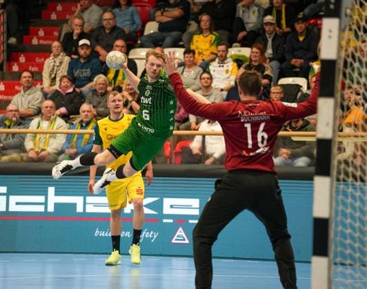 Tim Schaller (Eulen Ludwigshafen, 06) beim Tor gegen Pascal Bochmann (VfL Eintracht Hagen, 16) VfL Eintracht Hagen vs. Eulen Ludwigshafen, Handball, 2. Bundesliga, 8. Spieltag, Saison 2025 2026, 20.10.2025 VfL Eintracht Hagen vs. Eulen Ludwigshafen, Handball, 2. Bundesliga, 8. Spieltag, Saison 2025 2026, 20.10.2025 Hagen Copyright: xEibner-Pressefoto DamianxKruczynx EP_DKI