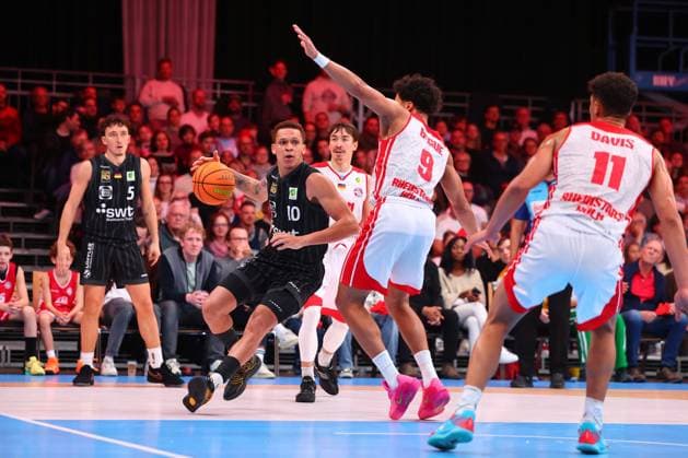 Isaiah Jevon Sanders (Tuebingen) gegen Maximilian Begue (Koeln) RheinStars Koeln - Tigers Tuebingen, Basketball, 2. Bundesliga ProA, 20.10.2025 RheinStars Koeln - Tigers Tuebingen, Basketball, 2. Bundesliga ProA, 20.10.2025 Koeln Copyright: xEibner-Pressefotox EP_RWS