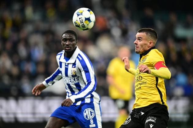 GÖTEBORG, SVERIGE 20251020 Göteborgs Imam Jagne och Mjällbys lagkapten Jesper Gustavsson under mandagens fotbollsmatch i allsvenskan mellan IFK Göteborg och Mjällby AIK pa Gamla Ullevi. GÖTEBORG SVERIGE x9200x Copyright: xHannaxBrunlöf TTx ALLSVENSKAN GÖTEBORG-MJÄLLBY