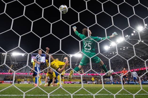 251020 Mjällbys Jacob Bergström skjuter 0-1 pa IFK Göteborgs malvakt Elis Bishesari under fotbollsmatchen i Allsvenskan mellan IFK Göteborg och Mjällby den 20 oktober 2025 i Göteborg. Copyright: MICHAELxERICHSEN BB251020MI028