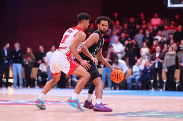 Timothy Nehemiah Davis (Koeln) im Zweikampf mit Miles Lamar Tention (Tuebingen) RheinStars Koeln - Tigers Tuebingen, Basketball, 2. Bundesliga ProA, 20.10.2025 RheinStars Koeln - Tigers Tuebingen, Basketball, 2. Bundesliga ProA, 20.10.2025 Koeln Copyright: xEibner-Pressefotox EP_RWS