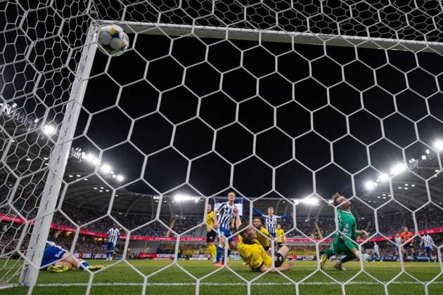 251020 Mjällbys Jacob Bergström skjuter 0-1 pa IFK Göteborgs malvakt Elis Bishesari under fotbollsmatchen i Allsvenskan mellan IFK Göteborg och Mjällby den 20 oktober 2025 i Göteborg. Copyright: MICHAELxERICHSEN BB251020MI029