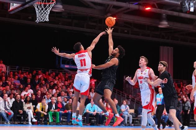 Wurf von Silas Kaan Oriane (Tuebingen) im Zweikampf mit Timothy Nehemiah Davis (Koeln) RheinStars Koeln - Tigers Tuebingen, Basketball, 2. Bundesliga ProA, 20.10.2025 RheinStars Koeln - Tigers Tuebingen, Basketball, 2. Bundesliga ProA, 20.10.2025 Koeln Copyright: xEibner-Pressefotox EP_RWS