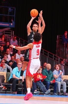 Wurf von Isaiah Jevon Sanders (Tuebingen) gegen Maximilian Begue (Koeln) RheinStars Koeln - Tigers Tuebingen, Basketball, 2. Bundesliga ProA, 20.10.2025 RheinStars Koeln - Tigers Tuebingen, Basketball, 2. Bundesliga ProA, 20.10.2025 Koeln Copyright: xEibner-Pressefotox EP_RWS