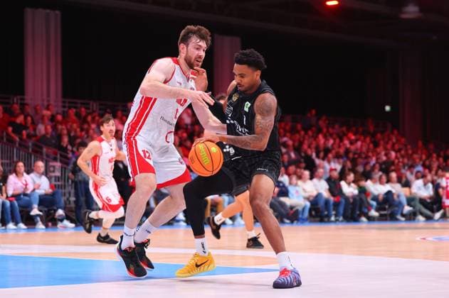Bernard Joel Pelote III (Tuebingen) im Zweikampf mit Laurent Raphael Zoccoletti (Koeln) RheinStars Koeln - Tigers Tuebingen, Basketball, 2. Bundesliga ProA, 20.10.2025 RheinStars Koeln - Tigers Tuebingen, Basketball, 2. Bundesliga ProA, 20.10.2025 Koeln Copyright: xEibner-Pressefotox EP_RWS