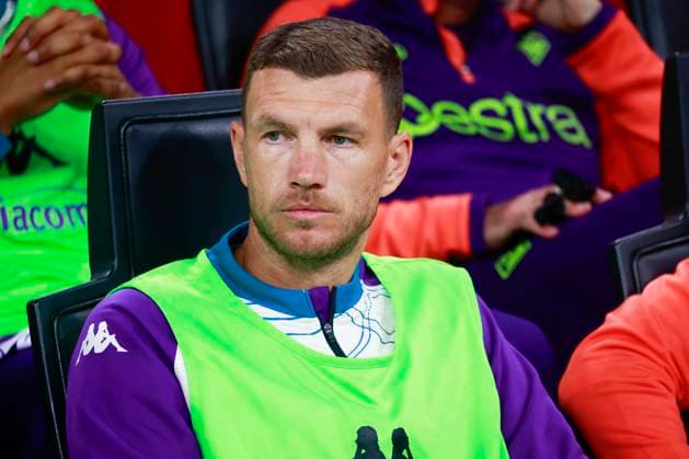AC Milan v ACF Fiorentina - Serie A Edin Dzeko plays during the Serie A match between AC Milan and Fiorentina in Milano, Italy, on October 20, 2025, at Giuseppe Meazza stadium Milano Milano Italy  Copyright: xMairoxCinquettix originalFilename:cinquetti-acmilanv251020_nperA.jpg