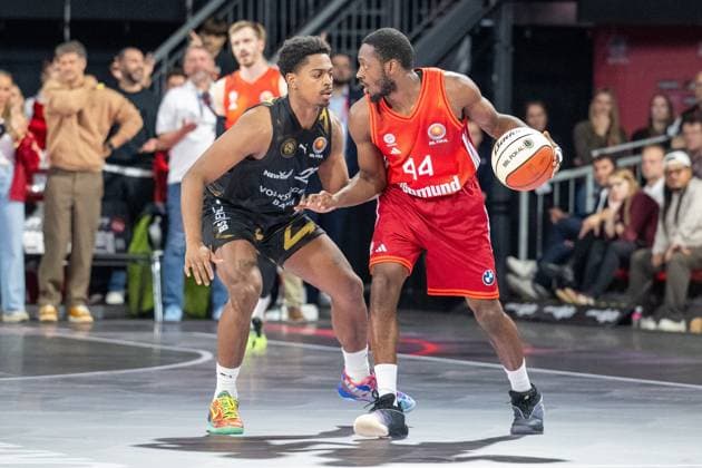 Sherfield G. 25 (Loewen Braunschweig) im Zweikampf mit Kamar Baldwin 44 (FC Bayern Basketball), FC Bayern Basketball vs. Basketball Loewen Braunschweig, BBL-Pokal, Achtelfinale, 20.10.2025 Muenchen Bayern Deutschland