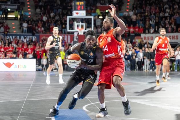 Njie B. 13 (Loewen Braunschweig) im Zweikampf mit Kamar Baldwin 44 (FC Bayern Basketball), FC Bayern Basketball vs. Basketball Loewen Braunschweig, BBL-Pokal, Achtelfinale, 20.10.2025 Muenchen Bayern Deutschland