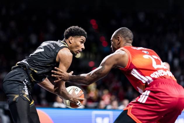 BBL Pokal, FC Bayern München - Basketball Löwen Braunschweig; 20.10.2025 David NGuessan (Basketball Löwen Braunschweig, 1) am Ball, Isiaha Mike (FC Bayern München, 22)David NGuessan (Basketball Löwen Braunschweig, 1) BBL Pokal, FC Bayern München - Basketball Löwen Braunschweig; München, BMW Park am 20.10.2025 Copyright: xBEAUTIFULxSPORTS Wunderlx