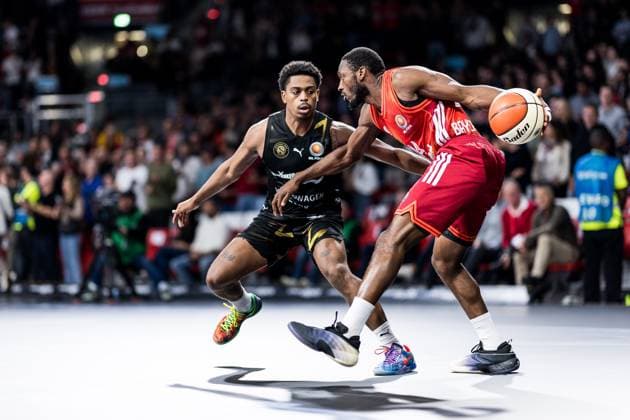 BBL Pokal, FC Bayern München - Basketball Löwen Braunschweig; 20.10.2025 Barra Njie (Basketball Löwen Braunschweig, 13), Kamar Baldwin (FC Bayern München, 44) am Ball BBL Pokal, FC Bayern München - Basketball Löwen Braunschweig; München, BMW Park am 20.10.2025 Copyright: xBEAUTIFULxSPORTS Wunderlx