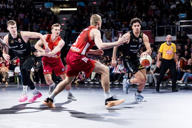 BBL Pokal, FC Bayern München - Basketball Löwen Braunschweig; 20.10.2025 Niels Giffey (FC Bayern München, 5), Joshua Obiesie (Basketball Löwen Braunschweig, 8) am Ball BBL Pokal, FC Bayern München - Basketball Löwen Braunschweig; München, BMW Park am 20.10.2025 Copyright: xBEAUTIFULxSPORTS Wunderlx