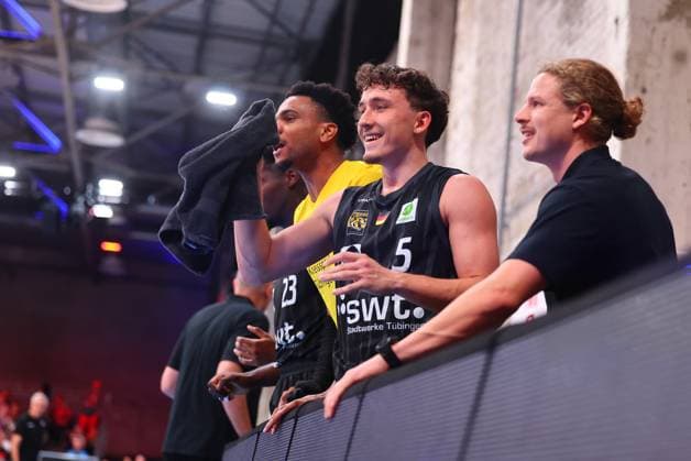 Jubel auf der Tuebinger Bank, Mitte: Kaya Kaan Bayram (Tuebingen) RheinStars Koeln - Tigers Tuebingen, Basketball, 2. Bundesliga ProA, 20.10.2025 RheinStars Koeln - Tigers Tuebingen, Basketball, 2. Bundesliga ProA, 20.10.2025 Koeln Copyright: xEibner-Pressefotox EP_RWS