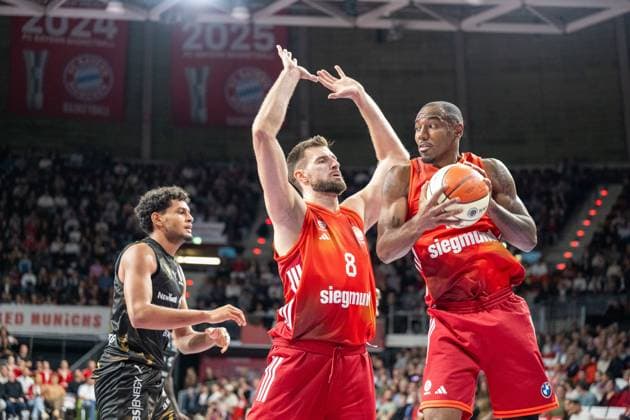 Leon Kratzer 8 (FC Bayern Basketball) schirm Kamar Baldwin 44 (FC Bayern Basketball) ab, FC Bayern Basketball vs. Basketball Loewen Braunschweig, BBL-Pokal, Achtelfinale, 20.10.2025 Muenchen Bayern Deutschland