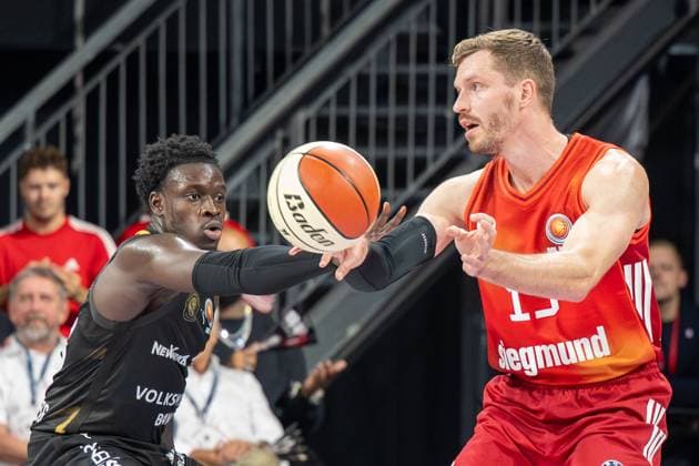 Njie B. 13 (Loewen Braunschweig) im Zweikampf mit Andreas Obst 13 (FC Bayern Basketball), FC Bayern Basketball vs. Basketball Loewen Braunschweig, BBL-Pokal, Achtelfinale, 20.10.2025 Muenchen Bayern Deutschland