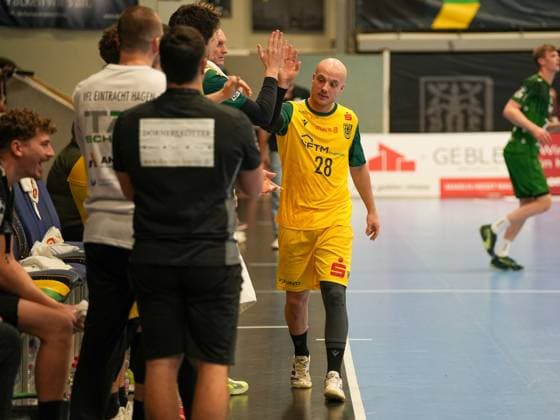 Hakon Dadi Styrmisson (VfL Eintracht Hagen, 28) klatscht Team ab nach seinem Tor VfL Eintracht Hagen vs. Eulen Ludwigshafen, Handball, 2. Bundesliga, 8. Spieltag, Saison 2025 2026, 20.10.2025 VfL Eintracht Hagen vs. Eulen Ludwigshafen, Handball, 2. Bundesliga, 8. Spieltag, Saison 2025 2026, 20.10.2025 Hagen Copyright: xEibner-Pressefoto DamianxKruczynx EP_DKI