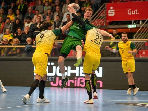 Friedrich Schmitt (Eulen Ludwigshafen, 29) gefoult von Tilman Proehl (VfL Eintracht Hagen, 09) und Kim Voss-Fels (VfL Eintracht Hagen, 21) VfL Eintracht Hagen vs. Eulen Ludwigshafen, Handball, 2. Bundesliga, 8. Spieltag, Saison 2025 2026, 20.10.2025 VfL Eintracht Hagen vs. Eulen Ludwigshafen, Handball, 2. Bundesliga, 8. Spieltag, Saison 2025 2026, 20.10.2025 Hagen Copyright: xEibner-Pressefoto DamianxKruczynx EP_DKI