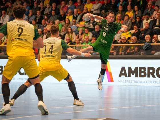 Marc-Robin Eisel (Eulen Ludwigshafen, 09) beim Sprungwurf gegen Niclas Pieczkowski (VfL Eintracht Hagen, 14) und Tilman Proehl (VfL Eintracht Hagen, 09) VfL Eintracht Hagen vs. Eulen Ludwigshafen, Handball, 2. Bundesliga, 8. Spieltag, Saison 2025 2026, 20.10.2025 VfL Eintracht Hagen vs. Eulen Ludwigshafen, Handball, 2. Bundesliga, 8. Spieltag, Saison 2025 2026, 20.10.2025 Hagen Copyright: xEibner-Pressefoto DamianxKruczynx EP_DKI