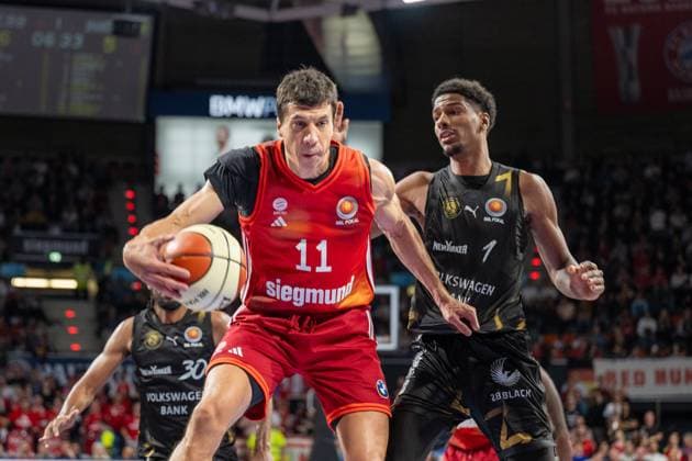 Vladimir Lucic 11 (FC Bayern Basketball) im Zweikampf mit N Guessan D. 1 (Loewen Braunschweig), FC Bayern Basketball vs. Basketball Loewen Braunschweig, BBL-Pokal, Achtelfinale, 20.10.2025 Muenchen Bayern Deutschland