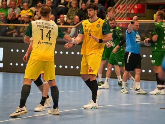 Tilman Proehl (VfL Eintracht Hagen, 09) und Niclas Pieczkowski (VfL Eintracht Hagen, 14) nach erfolgreicher Verteidigung VfL Eintracht Hagen vs. Eulen Ludwigshafen, Handball, 2. Bundesliga, 8. Spieltag, Saison 2025 2026, 20.10.2025 VfL Eintracht Hagen vs. Eulen Ludwigshafen, Handball, 2. Bundesliga, 8. Spieltag, Saison 2025 2026, 20.10.2025 Hagen Copyright: xEibner-Pressefoto DamianxKruczynx EP_DKI