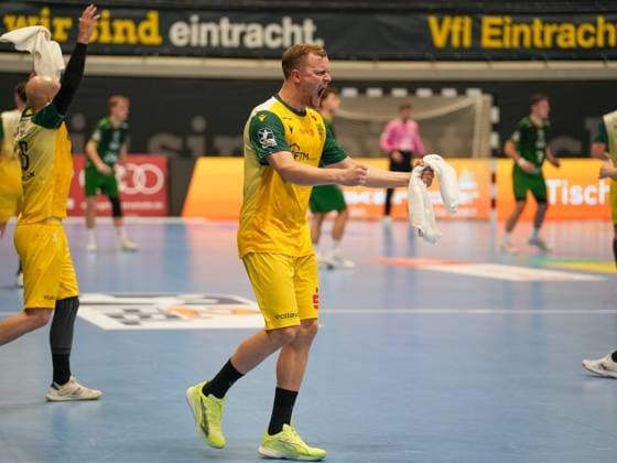 Jan von Boenigk (VfL Eintracht Hagen, 95) und Hakon Dadi Styrmisson (VfL Eintracht Hagen, 28) nach gehaltenen Siebenmeter VfL Eintracht Hagen vs. Eulen Ludwigshafen, Handball, 2. Bundesliga, 8. Spieltag, Saison 2025 2026, 20.10.2025 VfL Eintracht Hagen vs. Eulen Ludwigshafen, Handball, 2. Bundesliga, 8. Spieltag, Saison 2025 2026, 20.10.2025 Hagen Copyright: xEibner-Pressefoto DamianxKruczynx EP_DKI