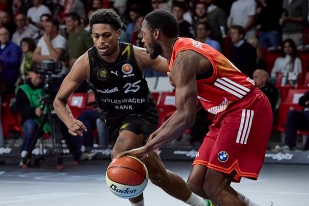 Deutsche Basketball BBL Pokal, FC Bayern München Basketball vs Basketball Löwen Braunschweig, München FC Bayern Basketball, Braunschweig Basketball Löwen, 2025-10-20 in München (BMW Park) SHERFIELD Grant (Basketball Löwen Braunschweig Shooting Guard (Nr.25) (BRA25)), BALDWIN Kamar (FC Bayern Basketball PG (Nr44) FCBB44 ) sportworld München BMW Park Bayern Deutschland