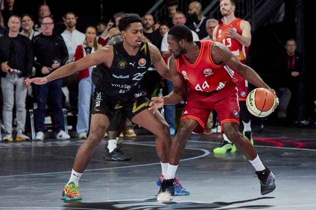 Deutsche Basketball BBL Pokal, FC Bayern München Basketball vs Basketball Löwen Braunschweig, München FC Bayern Basketball, Braunschweig Basketball Löwen, 2025-10-20 in München (BMW Park) SHERFIELD Grant (Basketball Löwen Braunschweig Shooting Guard (Nr.25) (BRA25)), BALDWIN Kamar (FC Bayern Basketball PG (Nr44) FCBB44 ) sportworld München BMW Park Bayern Deutschland