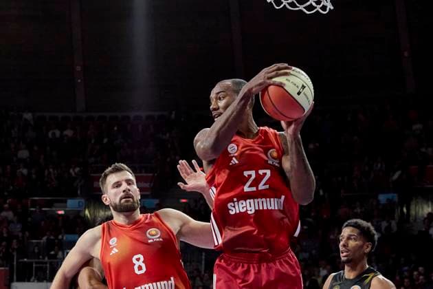 Deutsche Basketball BBL Pokal, FC Bayern München Basketball vs Basketball Löwen Braunschweig, München FC Bayern Basketball, Braunschweig Basketball Löwen, 2025-10-20 in München (BMW Park) MIKE Isiaha (FC Bayern Basketball PF (Nr22) FCBB22 ), KRATZER Leon (FC Bayern Basketball C (Nr8) FCBB8 ) sportworld München BMW Park Bayern Deutschland