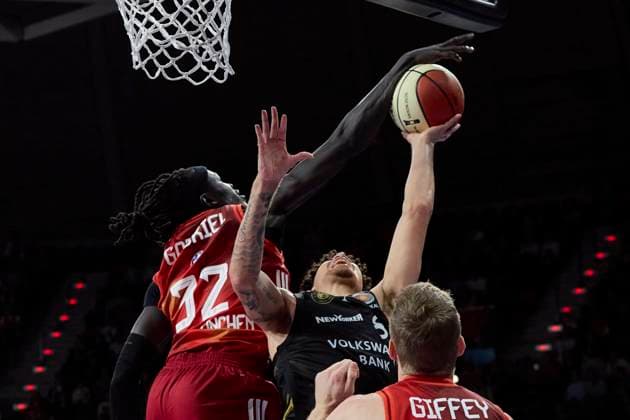 Deutsche Basketball BBL Pokal, FC Bayern München Basketball vs Basketball Löwen Braunschweig, München FC Bayern Basketball, Braunschweig Basketball Löwen, 2025-10-20 in München (BMW Park) OBIESIE Joshua (Basketball Löwen Braunschweig Shooting Guard (Nr.8) (BRA8)), GIFFEY Niels (FC Bayern Basketball SF (Nr5) FCBB5 ), GABRIEL Wenyen (FC Bayern Basketball C (Nr32) FCBB32 ) sportworld München BMW Park Bayern Deutschland