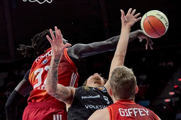 Deutsche Basketball BBL Pokal, FC Bayern München Basketball vs Basketball Löwen Braunschweig, München FC Bayern Basketball, Braunschweig Basketball Löwen, 2025-10-20 in München (BMW Park) OBIESIE Joshua (Basketball Löwen Braunschweig Shooting Guard (Nr.8) (BRA8)), GIFFEY Niels (FC Bayern Basketball SF (Nr5) FCBB5 ), GABRIEL Wenyen (FC Bayern Basketball C (Nr32) FCBB32 ) sportworld München BMW Park Bayern Deutschland