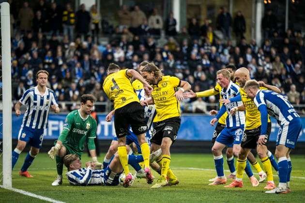 251020 IFK Göteborgs malvakt Elis Bishesari och Felix Eriksson mot Mjällbys Axel NorÃ n och Tom Pettersson under fotbollsmatchen i Allsvenskan mellan IFK Göteborg och Mjällby den 20 oktober 2025 i Göteborg. Copyright: CARLxSANDIN BB251020CS032