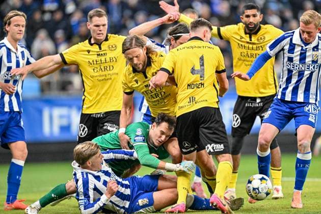 GÖTEBORG, SVERIGE 20251020 Rörigt framför Göteborgs mal. Göteborgs 26 Benjamin Brantlind lyckas fa bort bollen i sista stund, under mandagens fotbollsmatch i allsvenskan mellan IFK Göteborg och Mjällby AIF pa Gamla Ullevi. GÖTEBORG SVERIGE x9200x Copyright: xBjörnxLarssonxRosvall TTx ALLSVENSKAN GÖTEBORG-MJÄLLBY