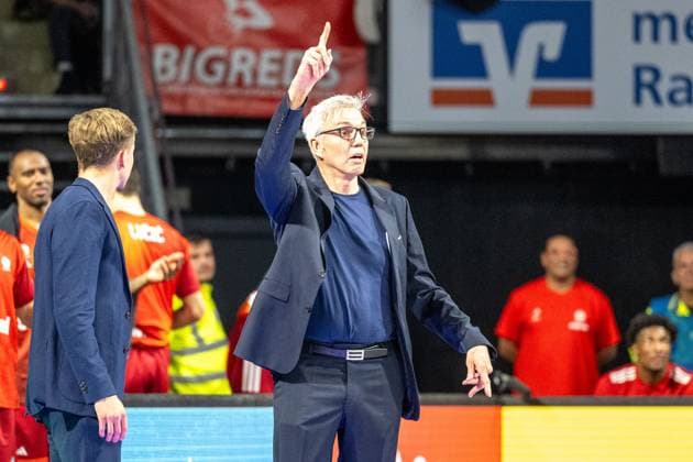 Chefcoach Gordon Herbert (FC Bayern Basketball) hebt den Finger, FC Bayern Basketball vs. Basketball Loewen Braunschweig, BBL-Pokal, Achtelfinale, 20.10.2025 Muenchen Bayern Deutschland