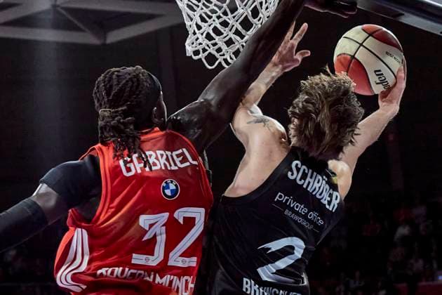 Deutsche Basketball BBL Pokal, FC Bayern München Basketball vs Basketball Löwen Braunschweig, München FC Bayern Basketball, Braunschweig Basketball Löwen, 2025-10-20 in München (BMW Park) SCHRÖDER Benjamin (Basketball Löwen Braunschweig Small Forward (Nr.2) (BRA2)), GABRIEL Wenyen (FC Bayern Basketball C (Nr32) FCBB32 ) sportworld München BMW Park Bayern Deutschland