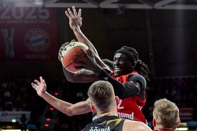 Deutsche Basketball BBL Pokal, FC Bayern München Basketball vs Basketball Löwen Braunschweig, München FC Bayern Basketball, Braunschweig Basketball Löwen, 2025-10-20 in München (BMW Park) GABRIEL Wenyen (FC Bayern Basketball C (Nr32) FCBB32 ) sportworld München BMW Park Bayern Deutschland