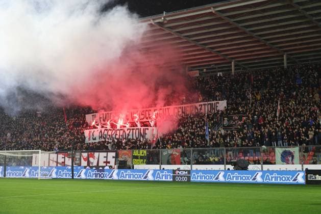 tifosi della Cremonese during the Serie A soccer match between Cremonese and Udinese at the Giovanni Zini Stadium in Cremona Italy - Sunday, 20 october 2025. - Soccer .  Copyright: xAlbertoxMariani LaPressex