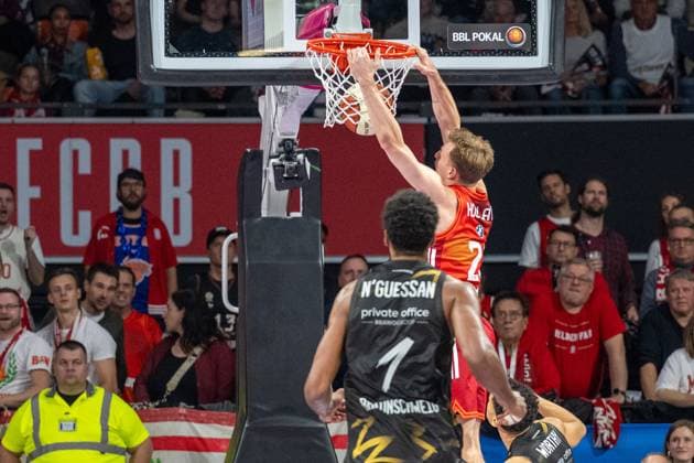 Justus Hollatz 21 (FC Bayern Basketball), Dunk, FC Bayern Basketball vs. Basketball Loewen Braunschweig, BBL-Pokal, Achtelfinale, 20.10.2025 Muenchen Bayern Deutschland