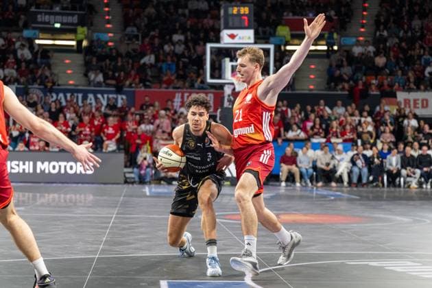 Obiesie J. 8 (Loewen Braunschweig) im Zweikampf mit Justus Hollatz 21 (FC Bayern Basketball), FC Bayern Basketball vs. Basketball Loewen Braunschweig, BBL-Pokal, Achtelfinale, 20.10.2025 Muenchen Bayern Deutschland