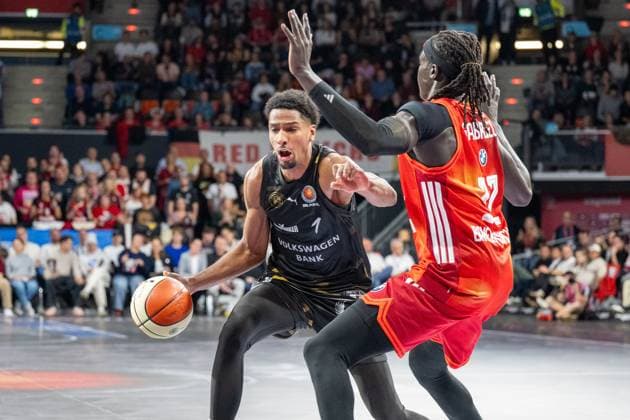N Guessan D. 1 (Loewen Braunschweig) im Zweikampf mit Wenyen Gabriel 32 (FC Bayern Basketball), FC Bayern Basketball vs. Basketball Loewen Braunschweig, BBL-Pokal, Achtelfinale, 20.10.2025 Muenchen Bayern Deutschland