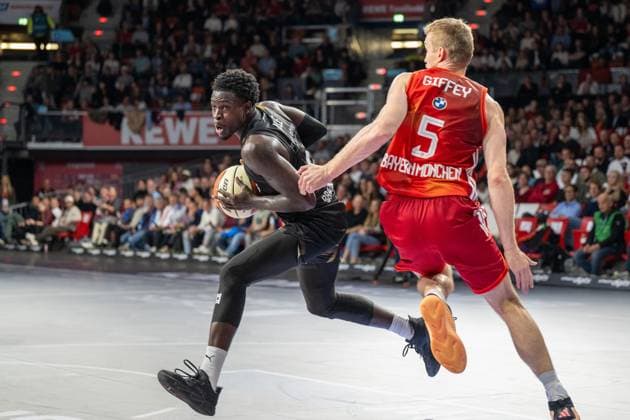 Njie B. 13 (Loewen Braunschweig) im Zweikampf mit Niels Giffey 5 (FC Bayern Basketball), FC Bayern Basketball vs. Basketball Loewen Braunschweig, BBL-Pokal, Achtelfinale, 20.10.2025 Muenchen Bayern Deutschland