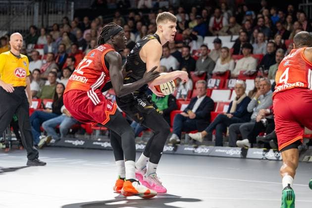 Wenyen Gabriel 32 (FC Bayern Basketball) im Zweikampf mit Scuka L. 5 (Loewen Braunschweig), FC Bayern Basketball vs. Basketball Loewen Braunschweig, BBL-Pokal, Achtelfinale, 20.10.2025 Muenchen Bayern Deutschland